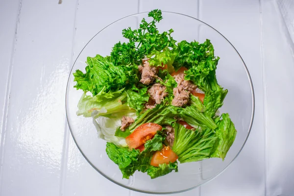 Salade avec viande, poulet, laitue, aneth, tomate. Pour le menu restaurant bar café — Photo
