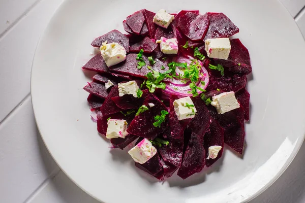 Vitaminsalat mit Rüben und Feta in einem weißen Teller — Stockfoto