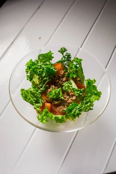 Salade avec viande, poulet, laitue, aneth, tomate. Pour le menu restaurant bar café — Photo