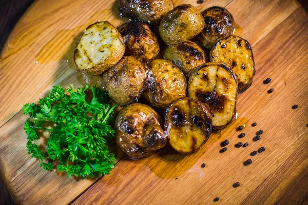 Patate al forno con prezzemolo, aglio e olio — Foto Stock