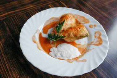 Et, pirinç ve sebzeli lahana dolması. Chou farci, dolma, sarma, sarmale, golubtsy veya golabki - birçok ülkede popüler yemek.