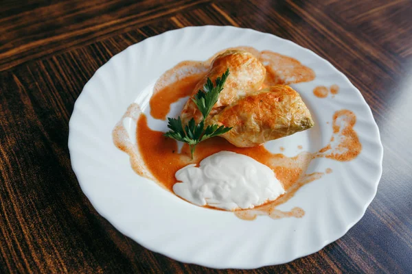 Et, pirinç ve sebzeli lahana dolması. Chou farci, dolma, sarma, sarmale, golubtsy veya golabki - birçok ülkede popüler yemek.