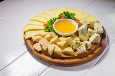 Bal ve sebze ile masada lezzetli peynir