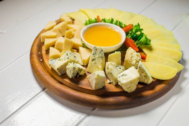 Bal ve sebze ile masada lezzetli peynir