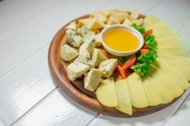 Peynir tabağı farklı peynir, bal ve sebze ile