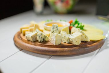 Bal ve sebze ile masada lezzetli peynir