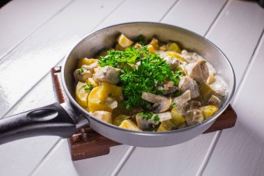 Kızarmış patates soğan tavuk, mantar sosu ile