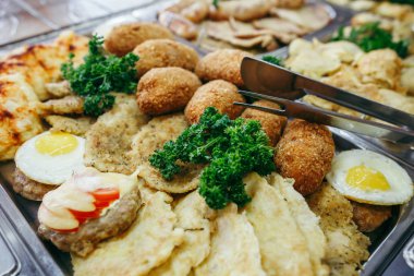 Reşo bulaşık ısıtıcıları ile büyük ziyafet masası