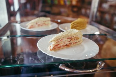 restoranın vitrininde doğranmış kek dilimleri