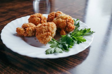 bir tabakta ekmek kırıntıları closeup kızarmış taze karnabahar.