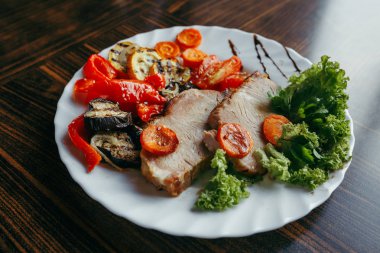 Izgara domuz eti ve balkabağı ızgara tavada