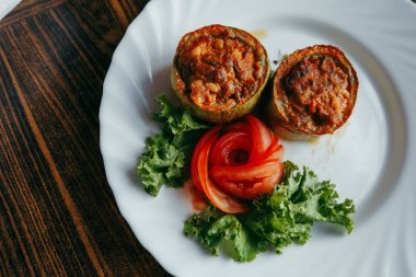 sebze ve pirinç ile yuvarlak kabak dolması