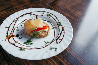 Patates püresi ile balık pirzola üst görünümü