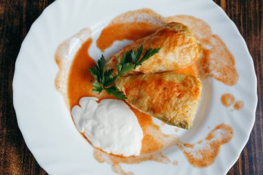 Et, pirinç ve sebzeli lahana dolması. Chou farci, dolma, sarma, sarmale, golubtsy veya golabki - birçok ülkede popüler yemek.