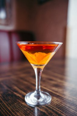 Vitrinde taze çilek ile jöle