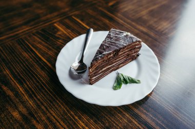 restoranlar vitrinde doğranmış kek dilimleri