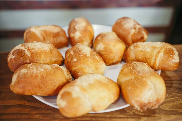 Färska söta bullar med sylt. Studio Foto — Stockfoto