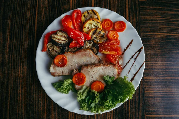 Izgara domuz eti ve balkabağı ızgara tavada