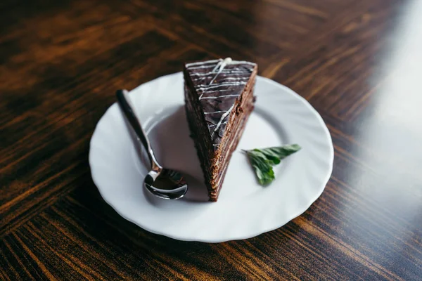 Скибочки подрібненого торта на вітрині ресторанів — стокове фото