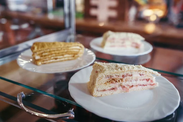 Kuchenstücke in der Vitrine des Restaurants lizenzfreie Stockbilder