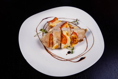 Pastırma, domates ve kaşar peyniri ile pişmiş baharatlı tavuk fileto