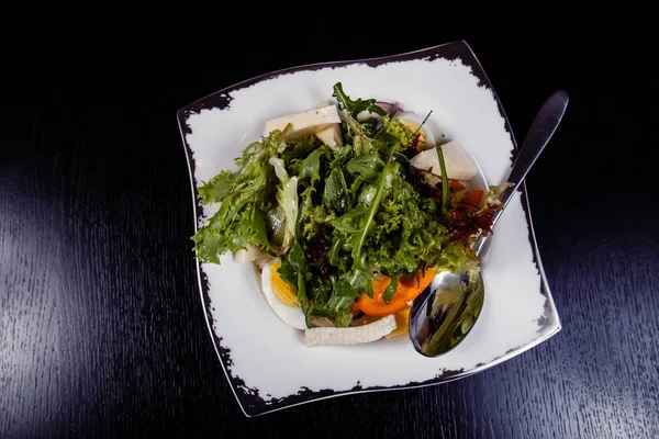 Salada com ovo, pimenta vermelha, queijo e tomate servido em um prato . — Fotografia de Stock