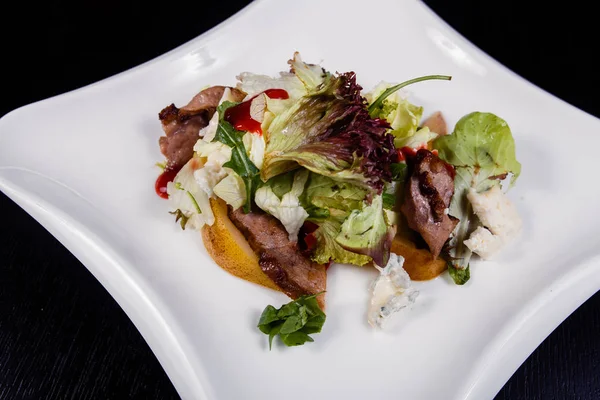 Ensalada apetitosa rebanada con rodajas de pera de jamón rúcula de pera y parmesano — Foto de Stock