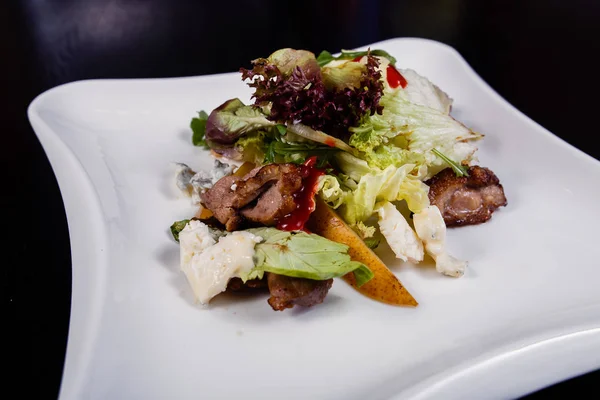 İştah açıcı salatası armut prosciutto armut roka ve parmesan dilimleri ile dilimlenmiş — Stok fotoğraf