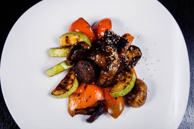 Bir dökme demir tava ızgara ızgara sebze