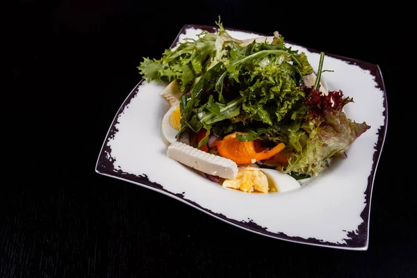 Sałatka z jaj, papryka czerwona, ser i pomidor podawane na talerzu. — Zdjęcie stockowe