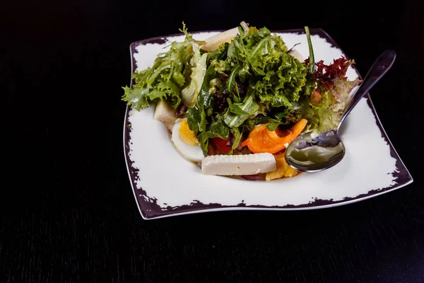 Салат с яйцом, красным перцем, сыром и помидорами подается на тарелке . — стоковое фото