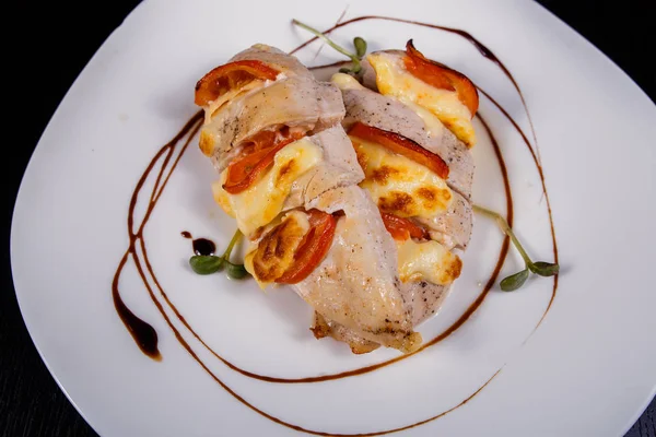 Πικάντικο κοτόπουλο φιλέτο στο φούρνο με μπέικον, ντομάτες και τυρί τσένταρ — Φωτογραφία Αρχείου