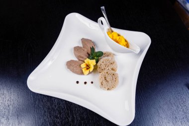 Bir elma krem ile dilimlenmiş bütün tahıl ekmek ile servis tavuk ev yapımı hamur.