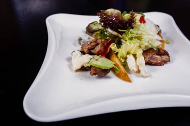 İştah açıcı salatası armut prosciutto armut roka ve parmesan dilimleri ile dilimlenmiş