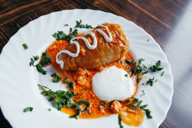 Et, pirinç ve sebzeli lahana dolması. Chou farci, dolma, sarma, sarmale, golubtsy veya golabki - birçok ülkede popüler yemek.