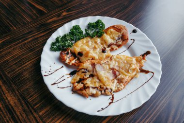 Tavuk göğsü. peynir ve soğan doğranmış börek doğrama tahtası üzerinde beyaz çanak üzerinde güveç yeşil fasulye ve domates ile servis