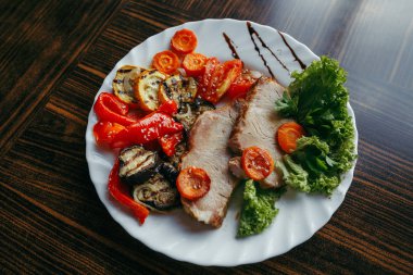 Izgara domuz eti ve balkabağı ızgara tavada