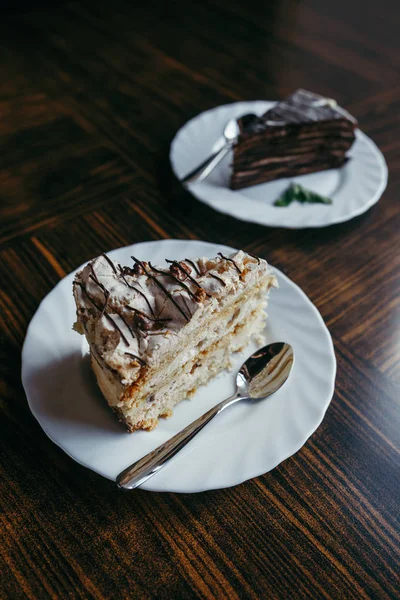 Ломтики нарезанного торта на витрине ресторана — стоковое фото