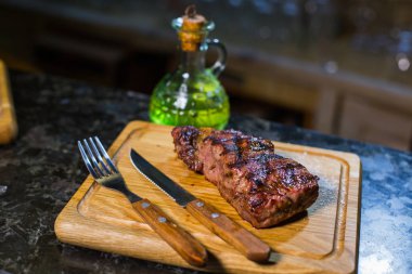 Çatal ve KN ile ahşap tahta üzerinde sulu orta sığır Rib göz biftek