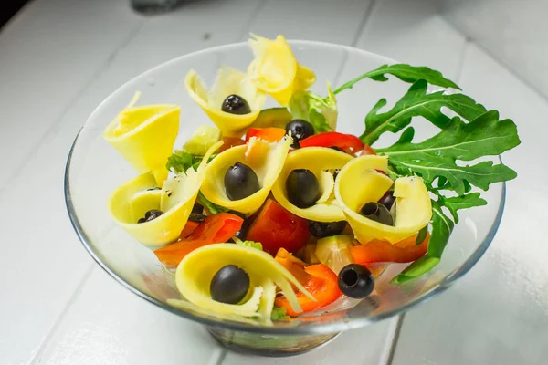 Salada com queijo, azeitonas, tomates e pimenta vermelha — Fotografia de Stock