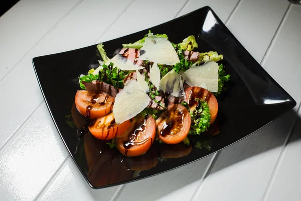 Salade de steak de veau avec roquette, laitue, tomate, olives et parmesan — Photo