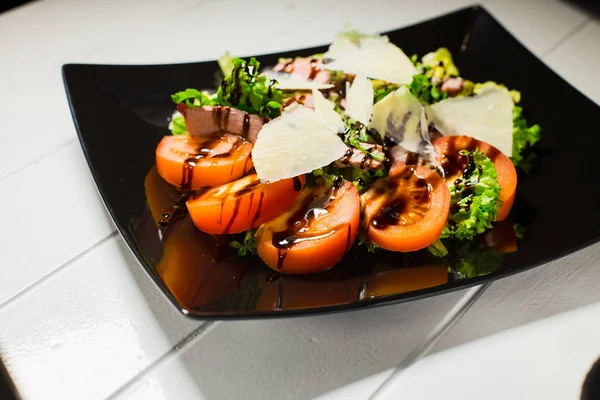 Salada de bife de vitela com rúcula, alface, tomate, azeitonas e queijo parmesão — Fotografia de Stock