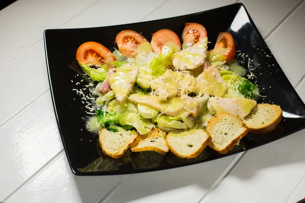 시저 샐러드 베이컨와 메 추 라 기 계란 나무 흰색에 검은 접시 — 스톡 사진