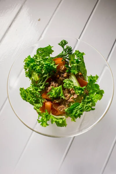 Salat mit Fleisch, Huhn, Salat, Dill, Tomate. für die Speisekarte Restaurant Bar Café — Stockfoto