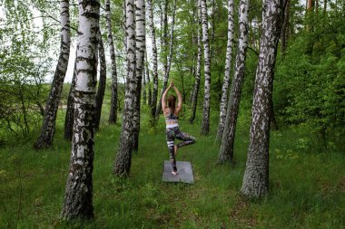 Ormanda yoga yapan bir kız.