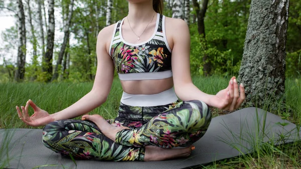 Girl Meditating Nature Yoga Pose — Stock Photo, Image