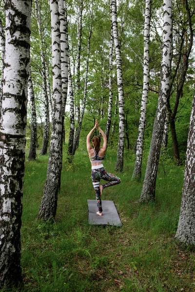 Girl Doing Yoga Outdoors Forest — Stock Photo, Image