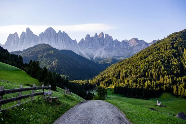 İtalyan dolomitleri manzaralı, çarpıcı dağlar. 
