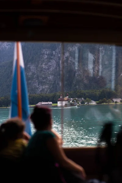 Almanya 'daki Konigsee Gölü' nde bir kız ve anne.