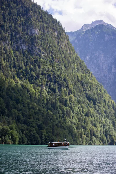 Konigsee 'nin turistli teknesi ve manzarası